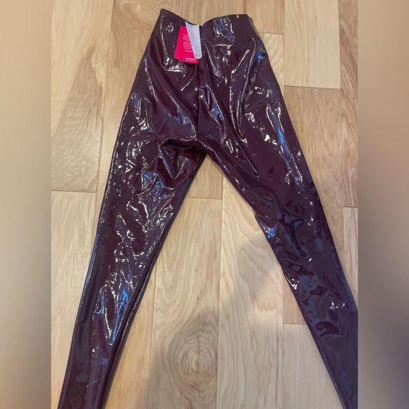 Faux Patent Leather Legging - Size Small / Burgundy 🍇 - Picture 4 of 4